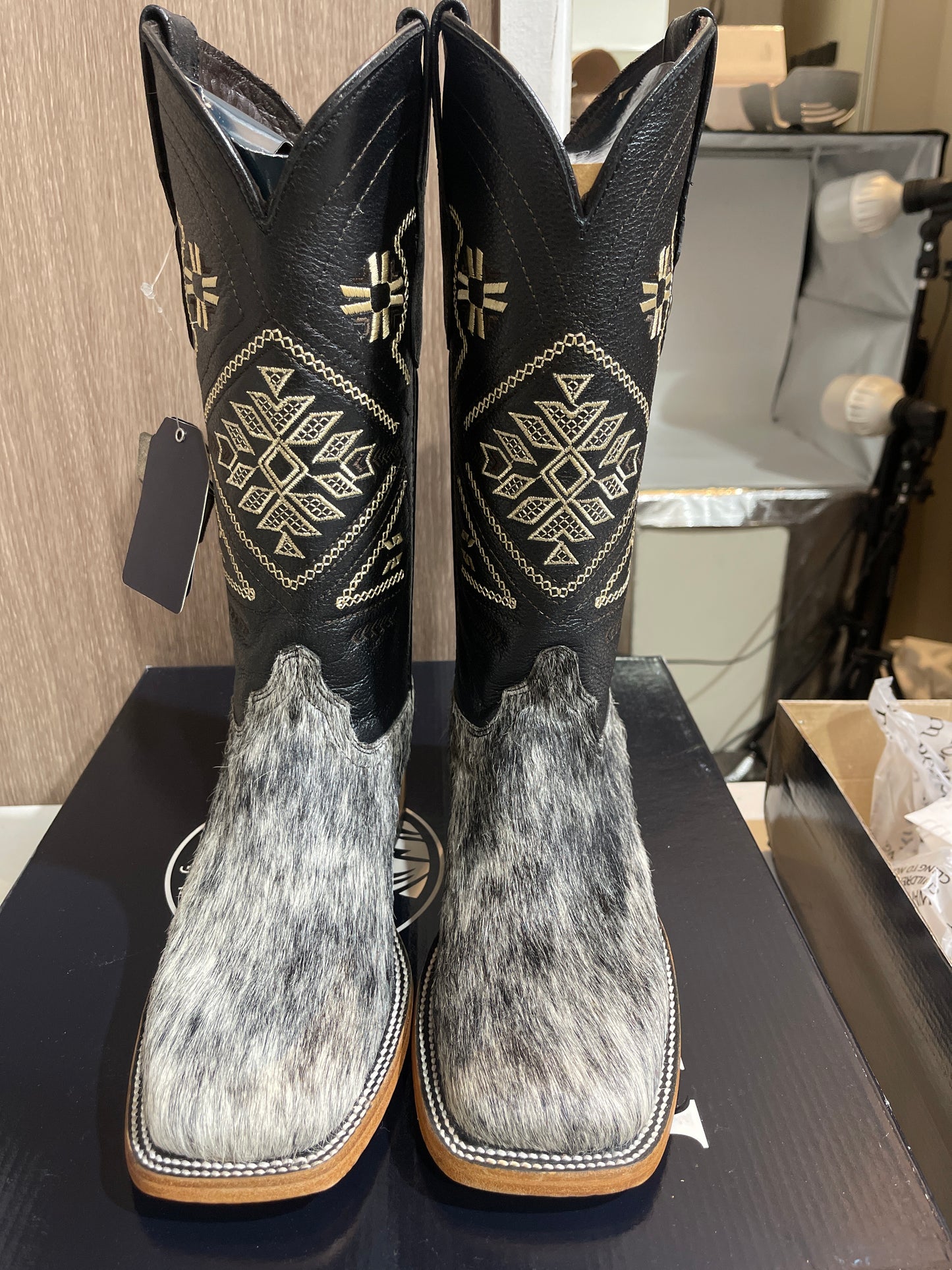 Rock'em Women's Aztec Cow Hair Boots Size: 8.5 *AS SEEN ON IMAGE*