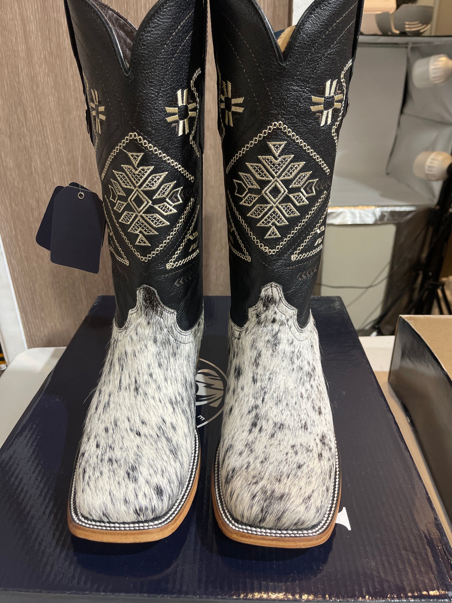 Rock'em Women's Aztec Cow Hair Boots Size: 9.5 *AS SEEN ON IMAGE*