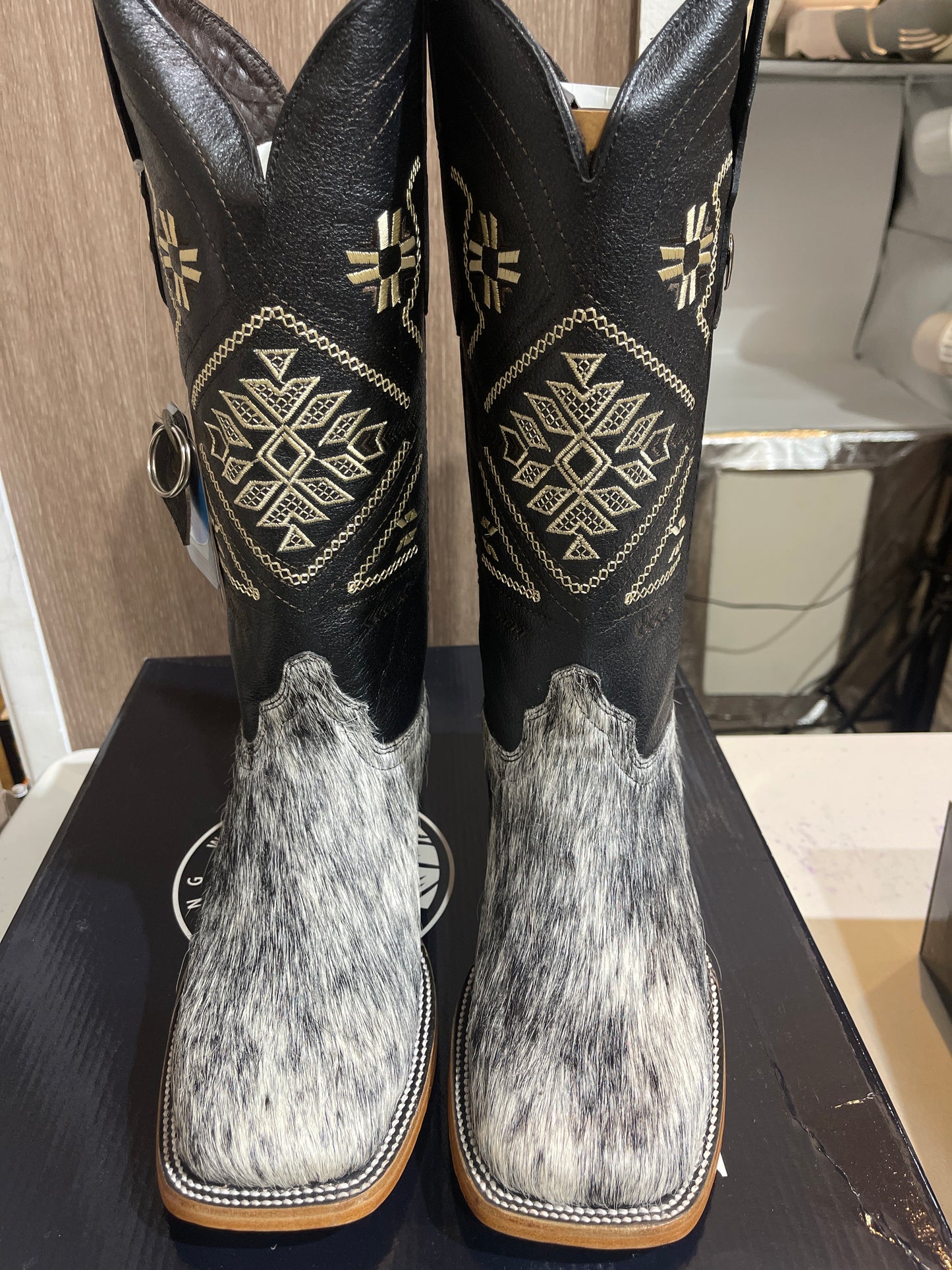 Rock'em Women's Cow Hair Boots Size: 10 *AS SEEN ON IMAGE*