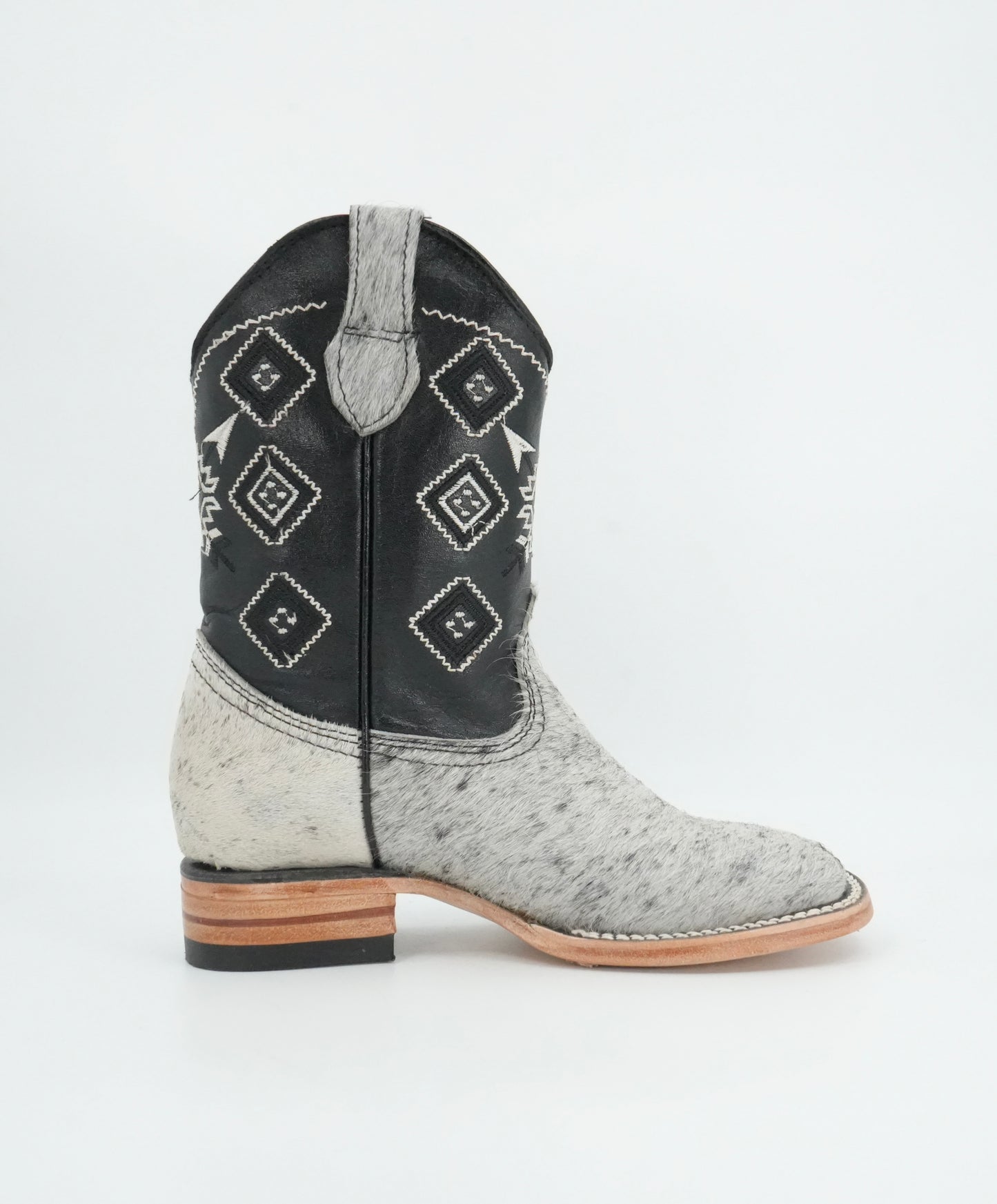 Rock'em Kid's Cow Hair White/Black Boots Size: 2 US / 22 MEX *AS SEEN ON IMAGE*