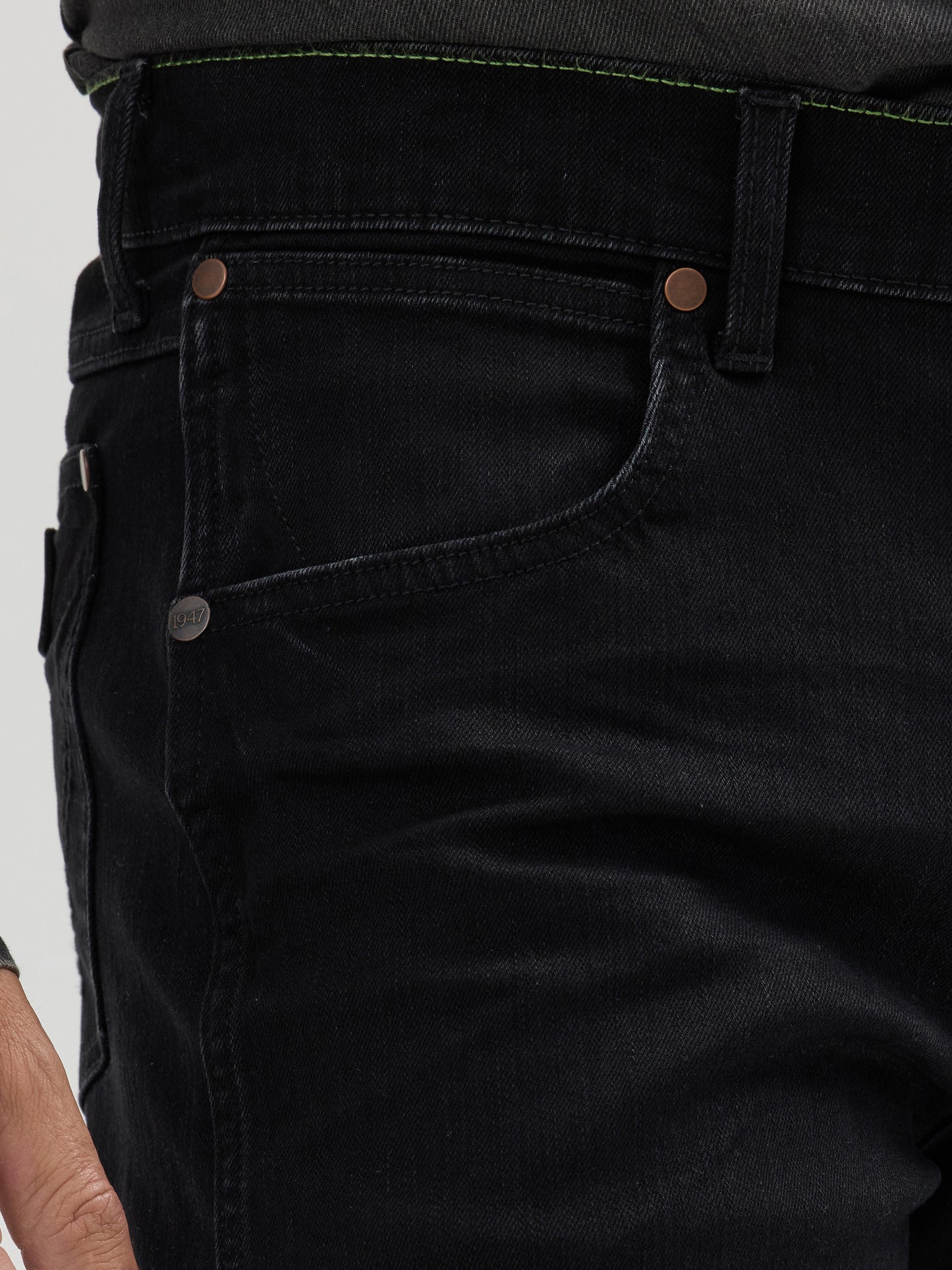 Wrangler Retro Slim Straight Black Jean