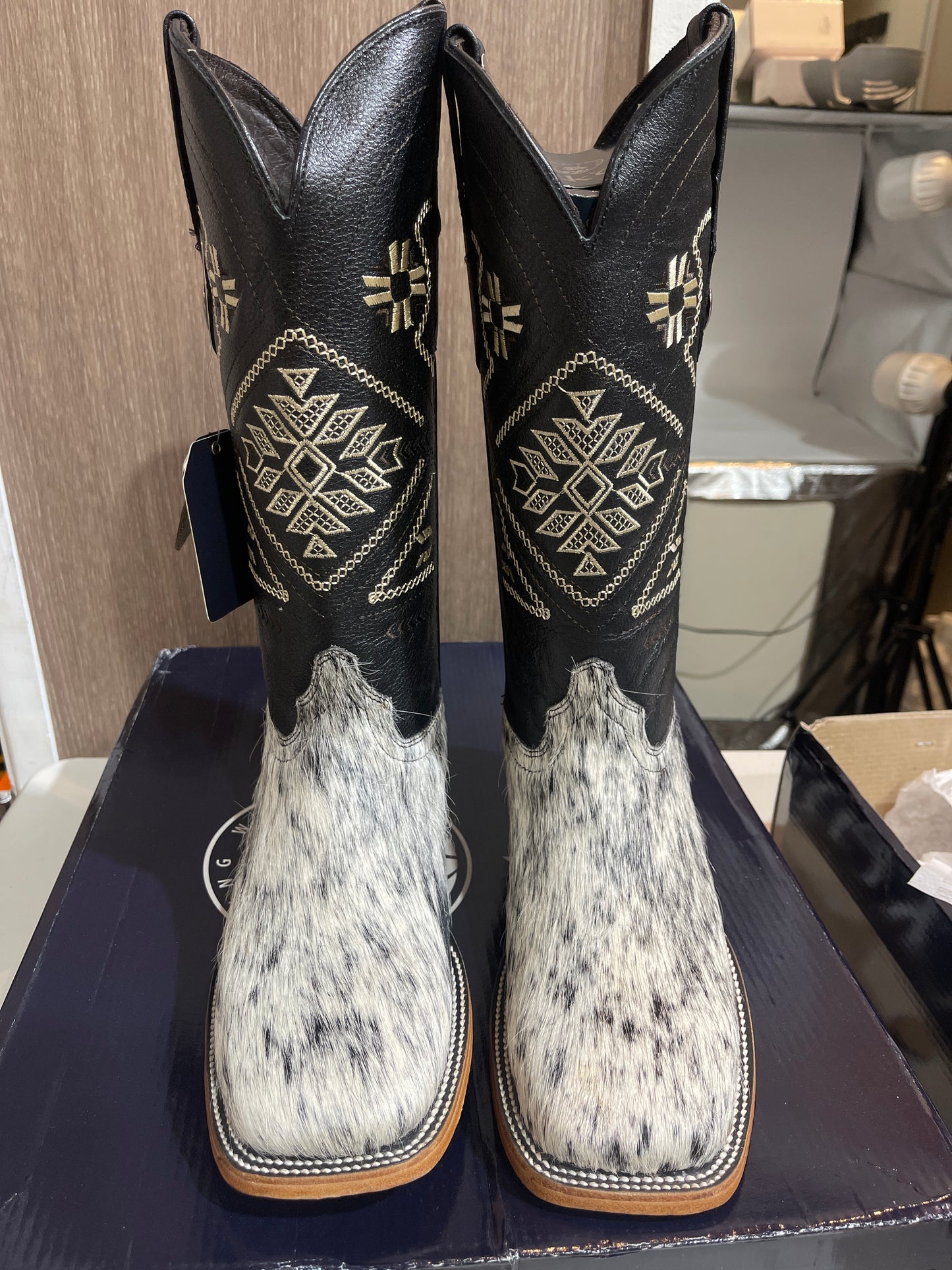 Rock'em Women's Aztec Cow Hair Boots Size: 9.5 *AS SEEN ON IMAGE*